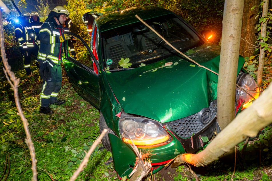 Der Wagen stürzte mehrere Meter eine Böschung hinab und krachte dort gegen einen Baum.