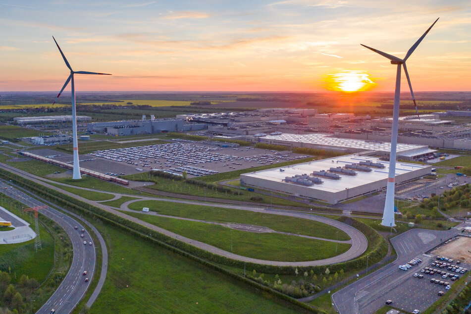 Götterdämmerung für Sachsens wirtschaftliche Zukunft? Ohne ausreichend Windkraftanlagen, wie hier am BMW-Werk in Leipzig, kippeln nicht nur die Klimaziele der EU. Um die Details beim Bau wird derzeit erbittert gerungen.