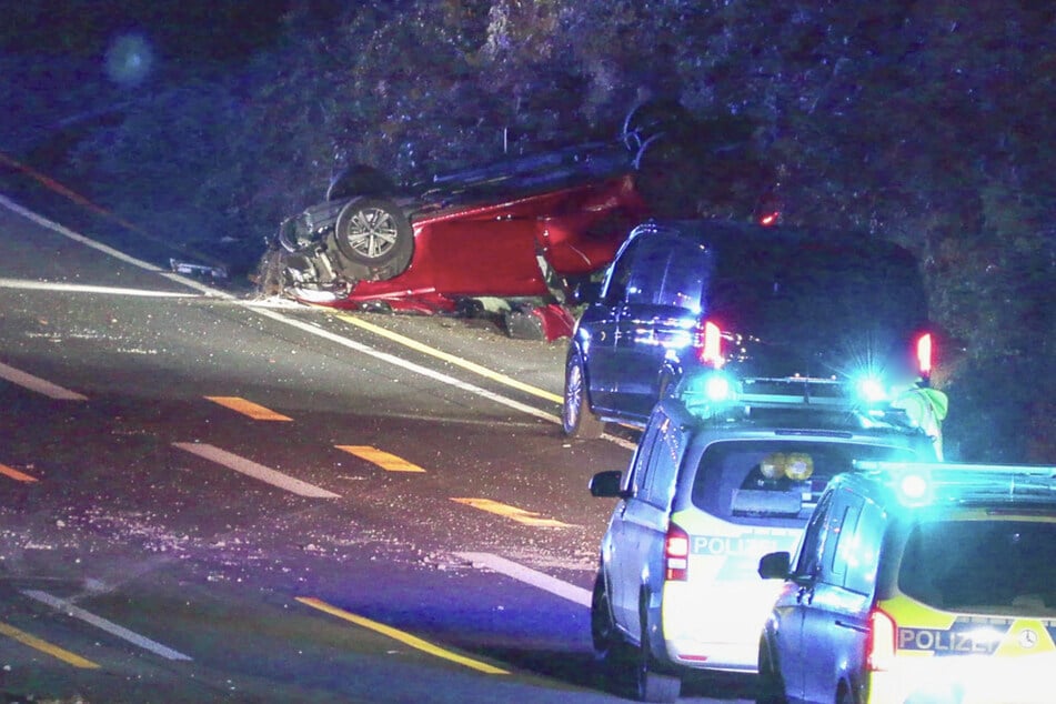 Durch die Wucht des Aufpralls überschlug sich der Peugeot eines 54-Jährigen. Der Krefelder wurde schwer verletzt.