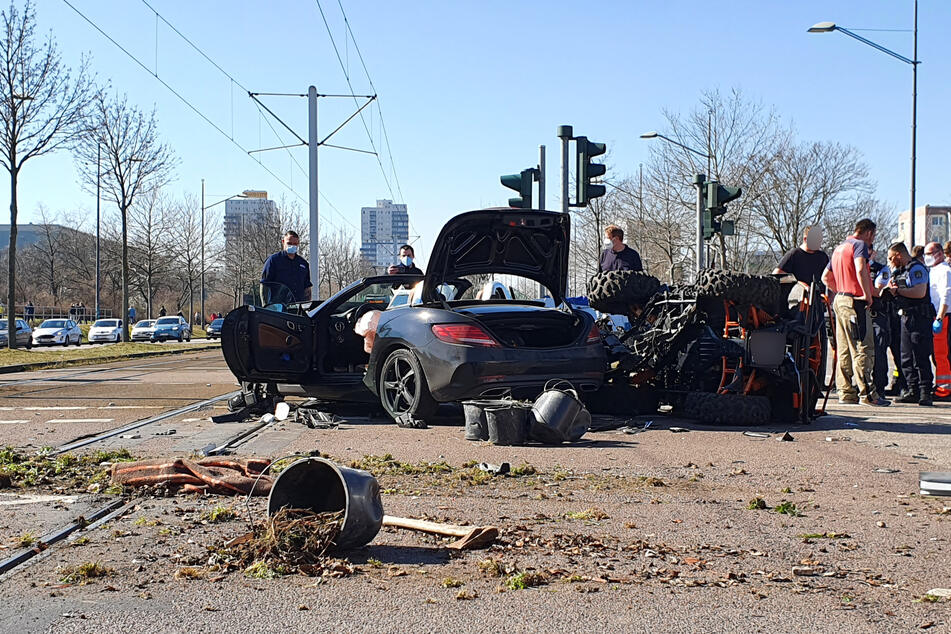 Quad und Mercedes krachen in Kreuzung zusammen: Fahrer schwer verletzt