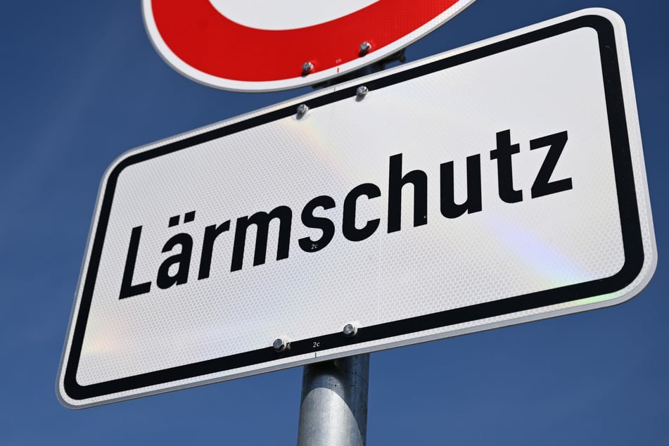 Los límites de velocidad o los muros acústicos pueden contribuir a la reducción del ruido.