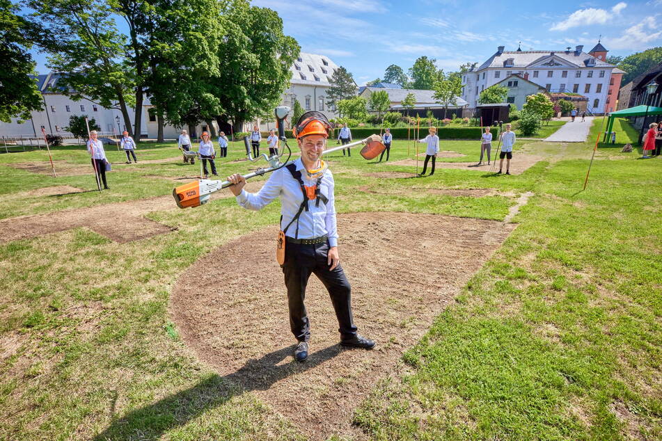 Künstler Ralf Witthaus (48) vor dem fast vollendeten Rasen-Kunstwerk.