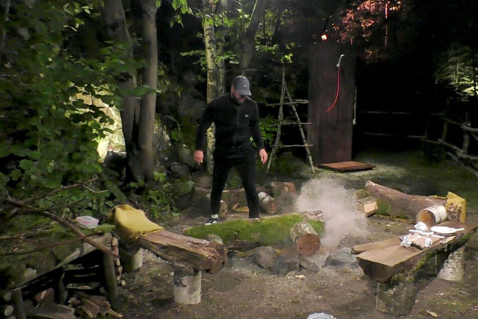 Aleks schmeißt in seiner Wut die Bänke am Lagerfeuer um.