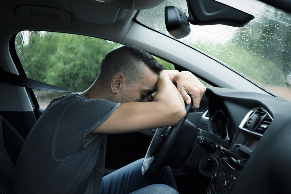 Der betrunkene Autofahrer war nach dem Unfall eingeschlafen (Symbolbild).