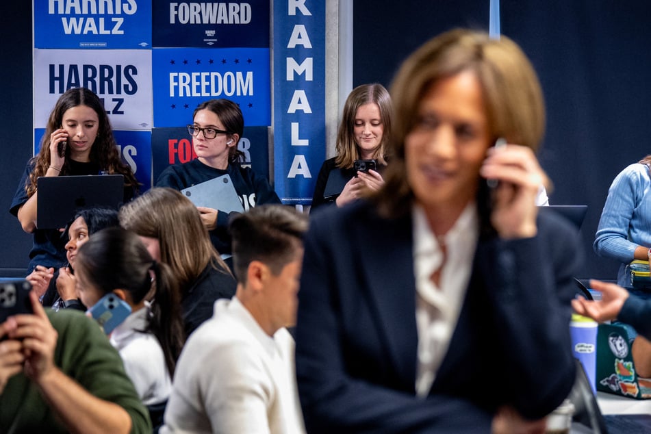 Demonstrativ griff Kamala Harris (60) zum Smartphone, doch ob sie wirklich einen demokratischen Wähler am Hörer hatte?