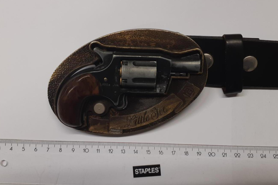 Gefährliches Mode-Accessoire: Mit diesem geladenen Gürtelschnallen-Revolver wollte ein Mann durch die Kontrolle am Dresdner Flughafen.
