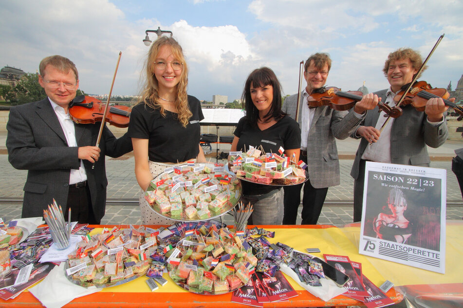 "Wir entfachen Magie": Unter ihrem Spielzeitmotto wartete die Staatsoperette mit Streichmusik und Papageienkuchen auf.