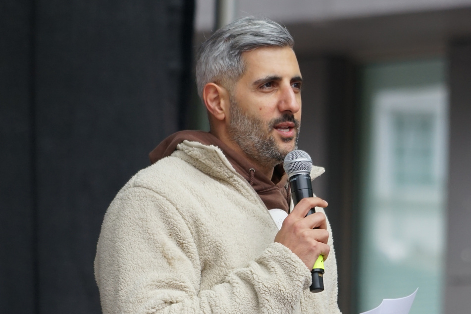 Moderator Michel Abdollahi (43) führte am Freitag durch die Kundgebung unter dem Motto "Rechtsextremismus stoppen, Demokratie verteidigen, wählen gehen".