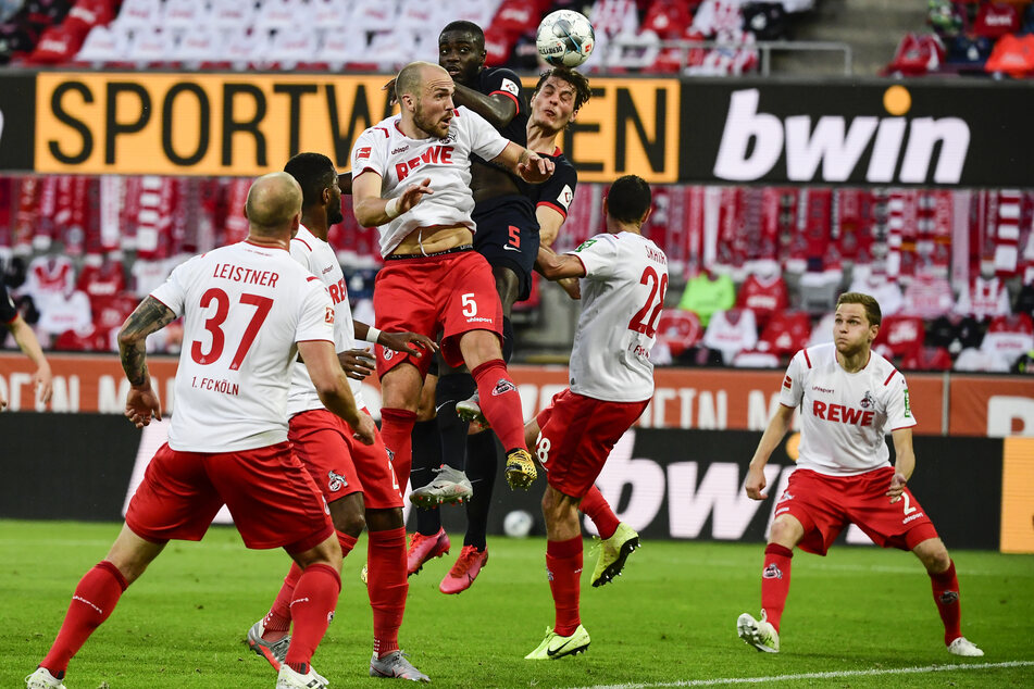 Kölns Rafael Czichos (3.vl) und die Leipziger Dayot Upamecano (M) und Patrik Schick (3.vr) kämpfen um den Ball.