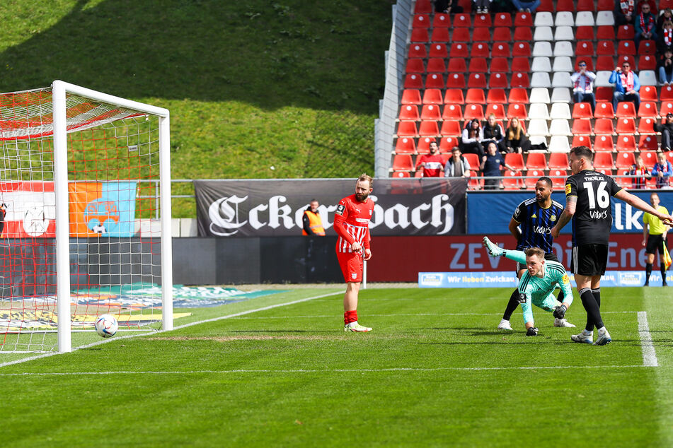 Tor für Zwickau nach 25 Minuten: FSV-Spieler Maximilian Jansen (nicht im Bild) trifft für die Schwäne zum 1:0.