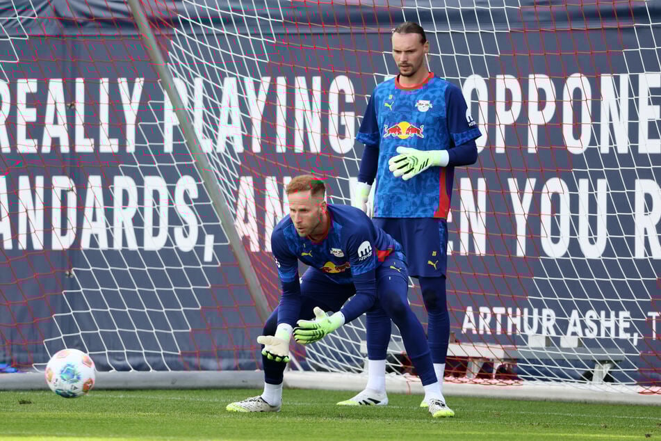 Peter Gulacsi (35, l.) wird weiterhin die Nummer Eins bei RB Leipzig sein. Maarten Vandevoordt (23) darf im Pokal halten.