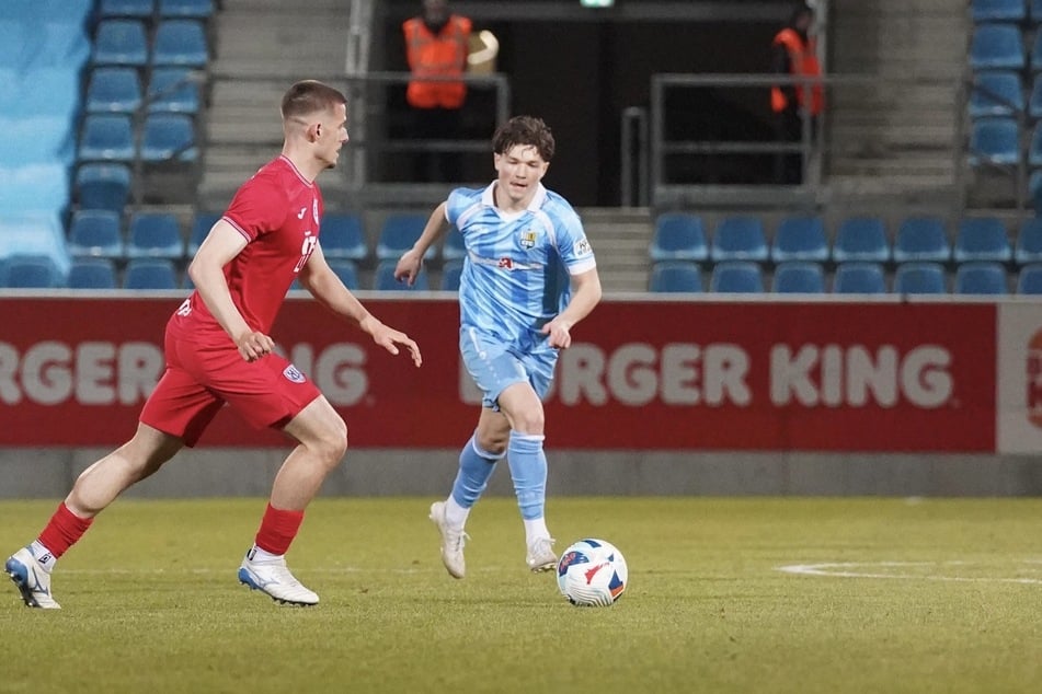 Pepe Philipp (19, r.) wird auf Leihbasis zunächst beim VFC Plauen Erfahrungen im Männerbereich sammeln.