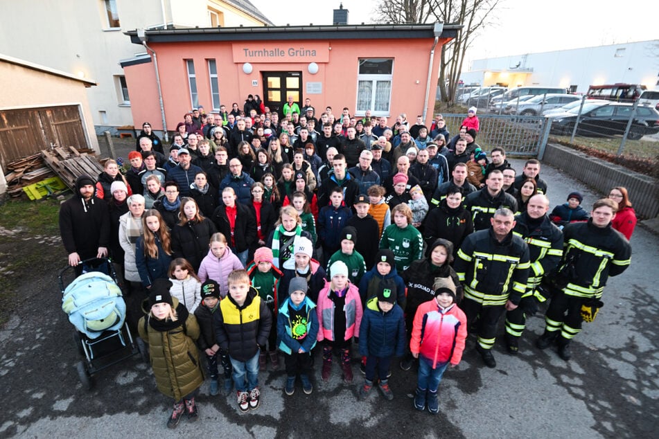 Viele Menschen - winzige Turnhalle. Grünaer sammeln sich, um den den versprochenen Neubau einzufordern.