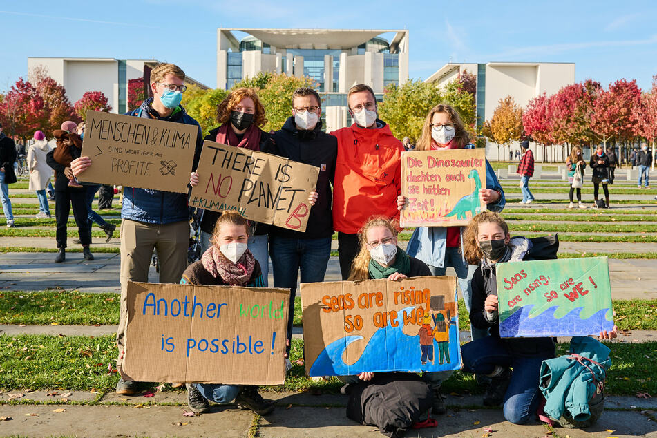 Einige Hundert Menschen verschiedener sozialer Bewegungen demonstrieren für bessere Klimapolitik und mehr soziale Gerechtigkeit.