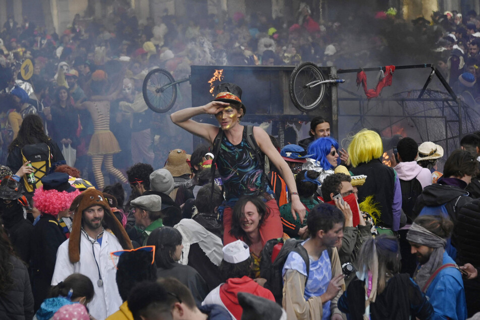 Marseille: Menschen in Kostümen genießen einen nicht genehmigten Karneval in der Straße Canebiere.