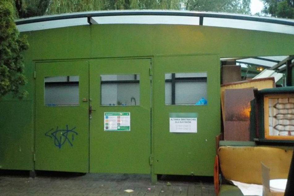 Die obdachlose Frau bekam ihr Baby in diesem Müllhaus in Warschau.