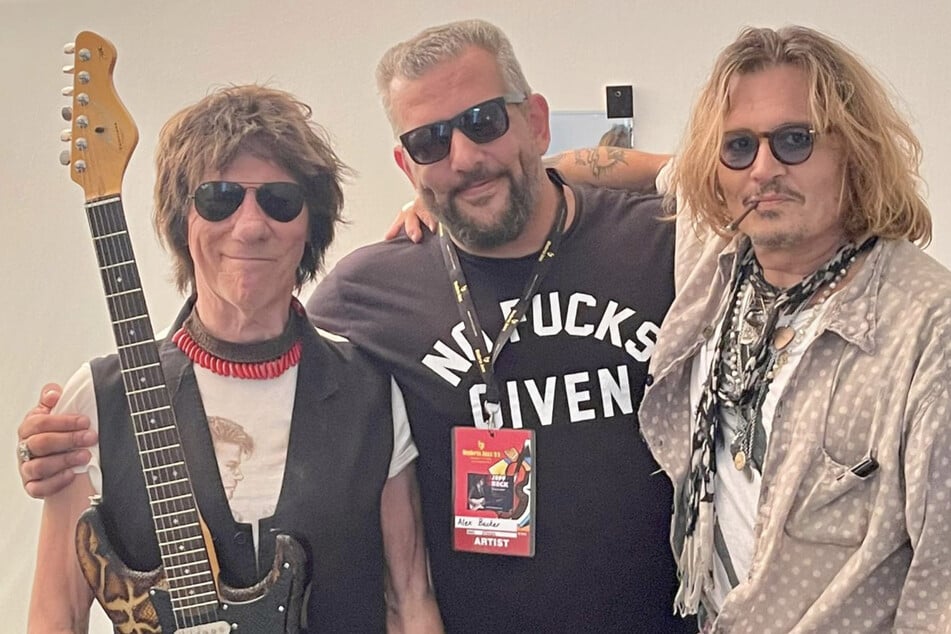 Hollywood-Star Johnny Depp (60, r.) zusammen mit Musikmanager Alex Becker (45, M.) und die inzwischen verstorbene Gitarrenlegende Jeff Beck (†78).