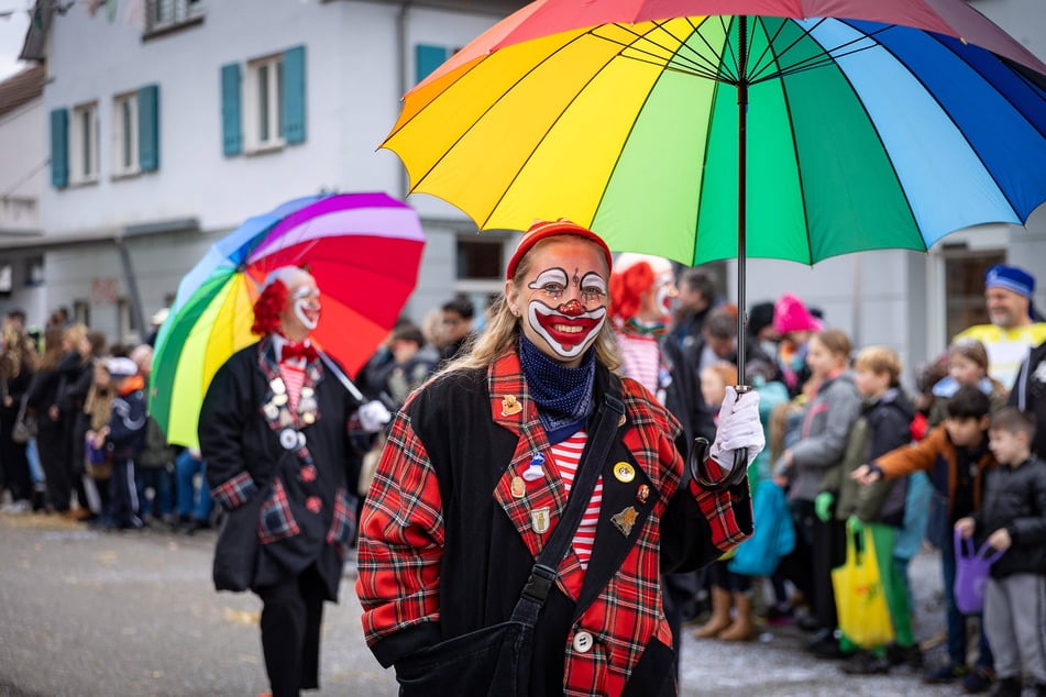 Einige Narren haben noch nicht genug vom Faschingstrubel. (Symbolbild)