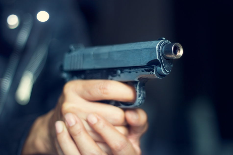 Der junge Mann hatte nicht nur eine Waffe, sondern auch passende Munition dabei. (Symbolbild)