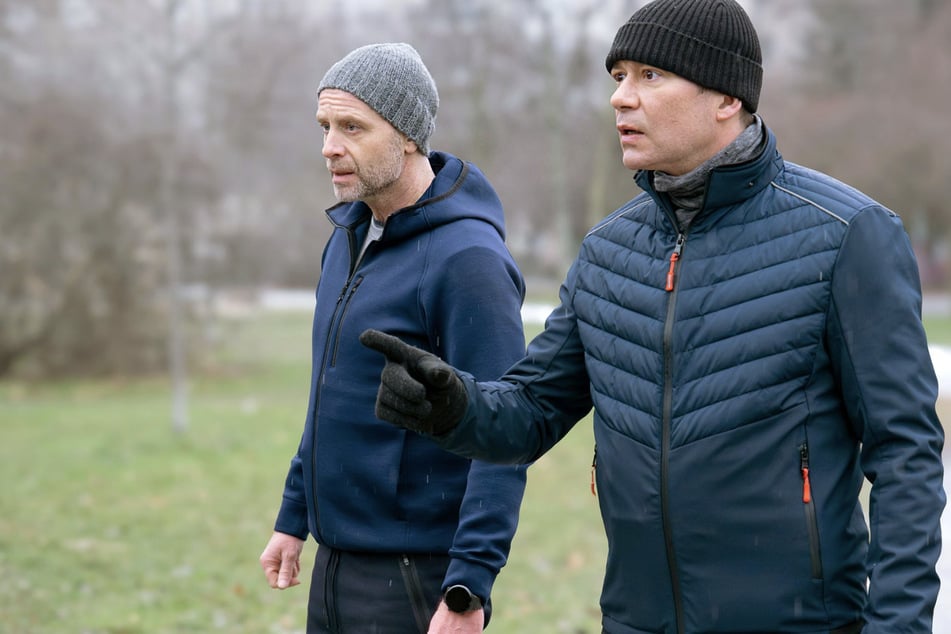 Dr. Kai Hoffmann (Julian Weigend, 53) und Dr. Philipp Brentano (Thomas Koch, 53) hören beim Joggen im Park plötzlich einen Schuss.