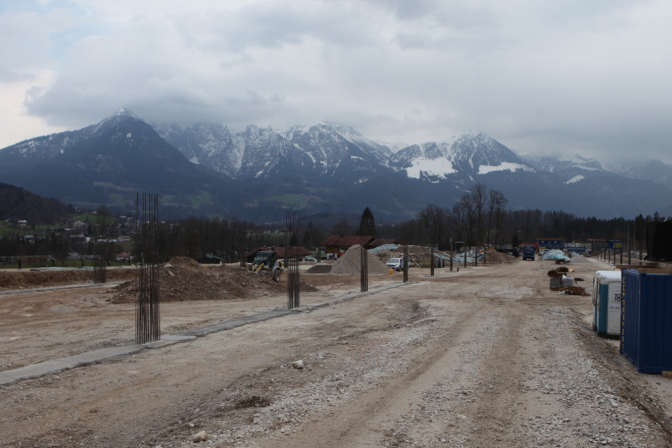Eine neue Schießanlage für Gebirgsjäger entsteht an dieser Baustelle in Bischofswiesen. Auf über 250 Meter Länge erstreckt sich die Baustelle am Böcklweiher vor dem Alpenpanorama.