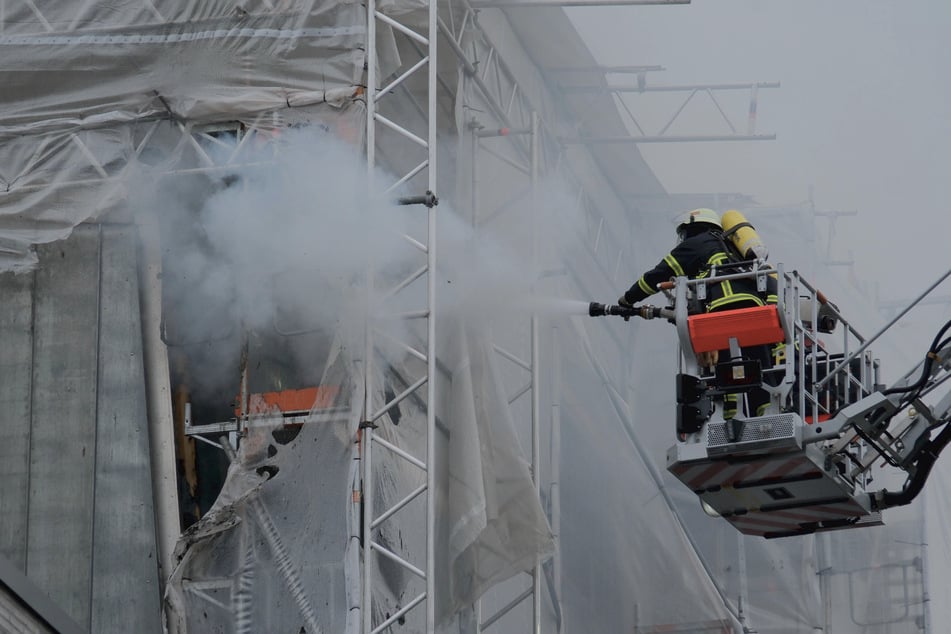 Die Feuerwehr löschte die Flammen über eine Drehleiter.