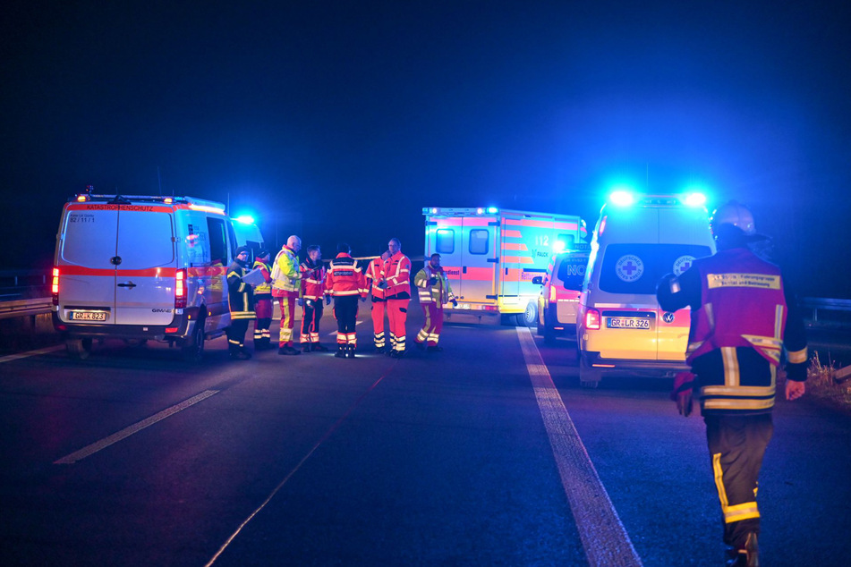 Fahrer stand unter Alkoholeinfluss: Bus kracht auf A4 in Mercedes, zwei Verletzte!