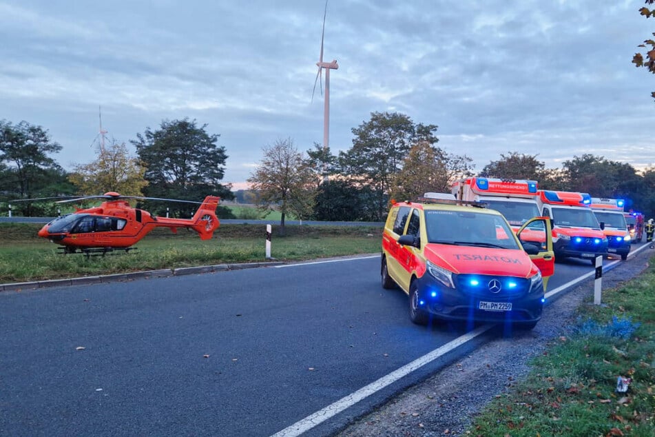 Die drei Schwerverletzten mussten vom Rettungsdienst in umliegende Krankenhäuser gebracht werden. Auch ein Rettungshubschrauber hat bereitgestanden.