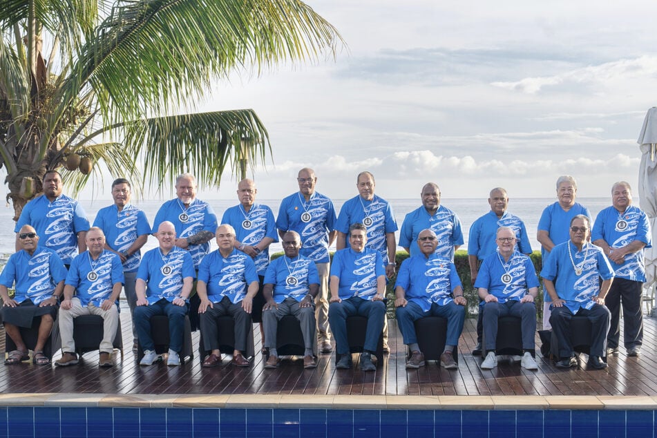 Los miembros del "Pacific Islands Forum" aparecieron uniformes en la foto oficial. Incluso el primer ministro australiano, Anthony Albanese (62 años, fila inferior, 2.º de la derecha), eligió la camisa adecuada.