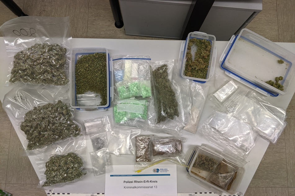 Bei einer Razzia in einer Wohnung in Bergheim haben Polizeibeamte eine beachtliche Menge Drogen gefunden.