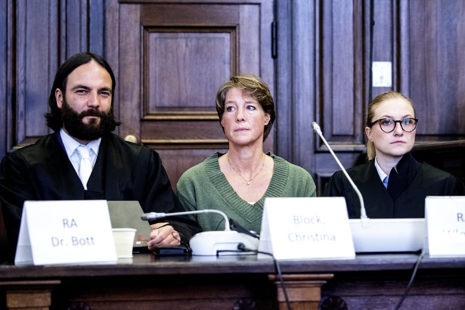 Nach einer Diskussion und einer kurzen Unterbrechung beginnt endlich die Befragung von Christina Block (52, m.)