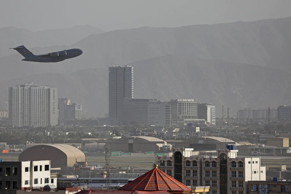 A US Air Force aircraft takes off from the military airport in Kabul on August 27, 2021, as the Pentagon said the evacuation of tens of thousands of people from Afghanistan still faces more possible attacks like the bombing that killed scores of people outside the Kabul airport.