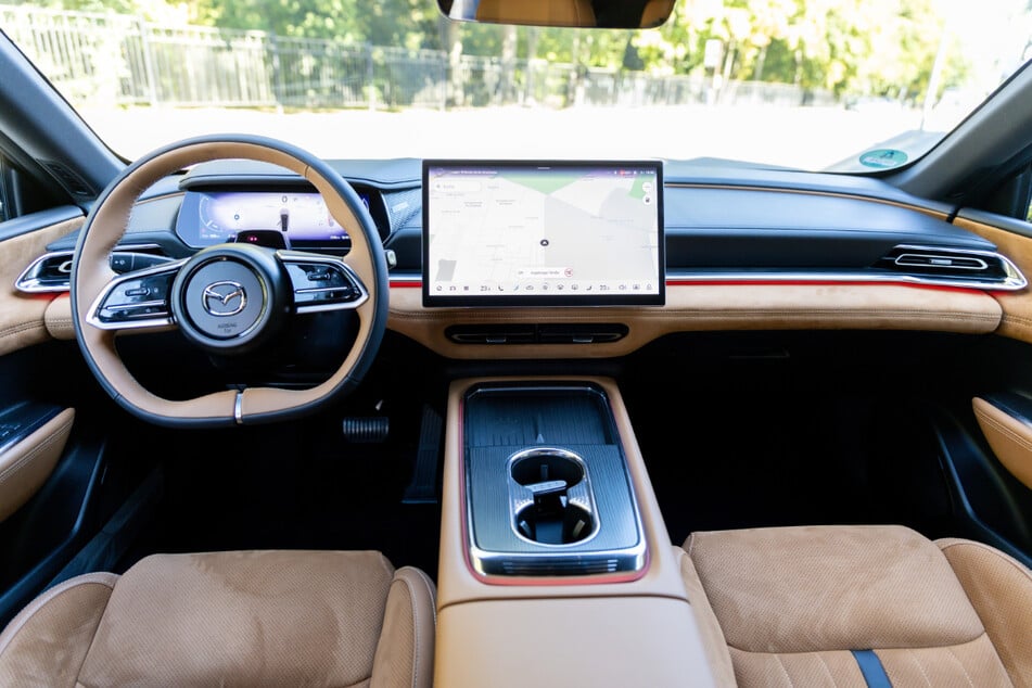 Der Mazda6e integriert modernste Technologie für eine intuitive und sichere Bedienung. Im Zentrum steht dabei das neue Head-up-Display sowie der 14,6-Zoll-Touchscreen in der Mittelkonsole.
