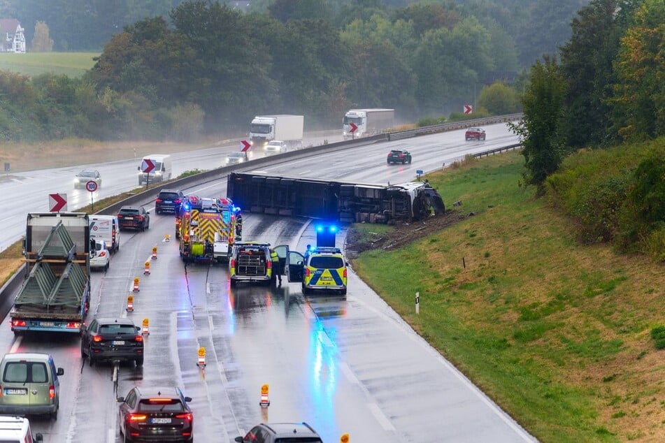 Auf der A1 bei Wuppertal ist ein Lkw umgekippt und sorgt für mehrere Kilometer Stau.