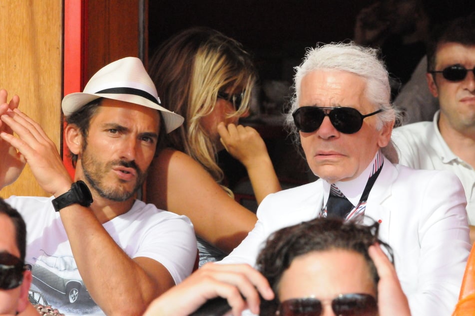 Den Modeschöpfer und seinen Assistenten Sébastien Jondeau (l.) verband eine tiefe Freundschaft. Hier besuchten beide 2010 ein Café in St. Tropez. (Archivfoto)