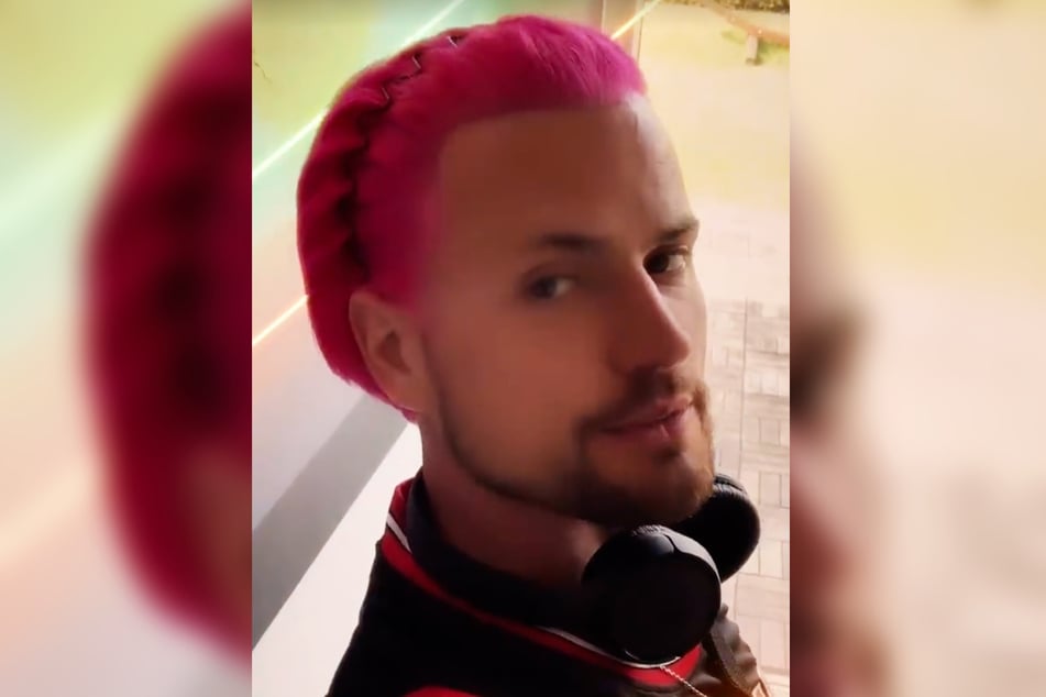 Der 34-Jährige färbte sich aus Solidarität die Haare pink und will mit seinem Lauf ein Zeichen gegen Rassismus und Homophobie setzen.