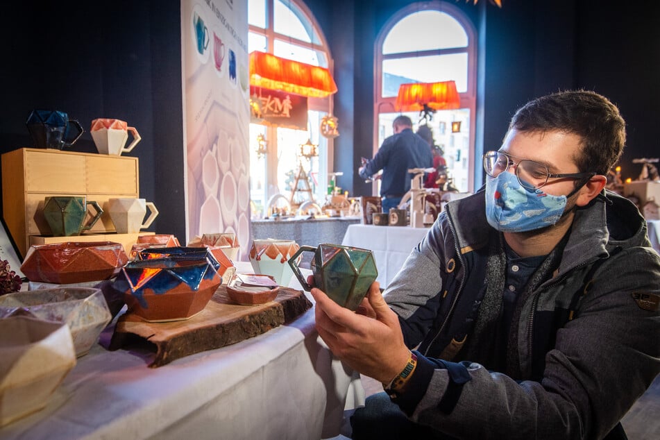 Benji Mojzes (23) kaufte sich im Pop-up-Store einen in Dresden produzierten Keramikbecher.