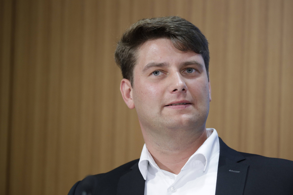 Der AfD-Landtagsabgeordnete René Aust (39) hat die Auseinandersetzung und die Todesdrohung an einem Infostand der AfD scharf kritisiert.