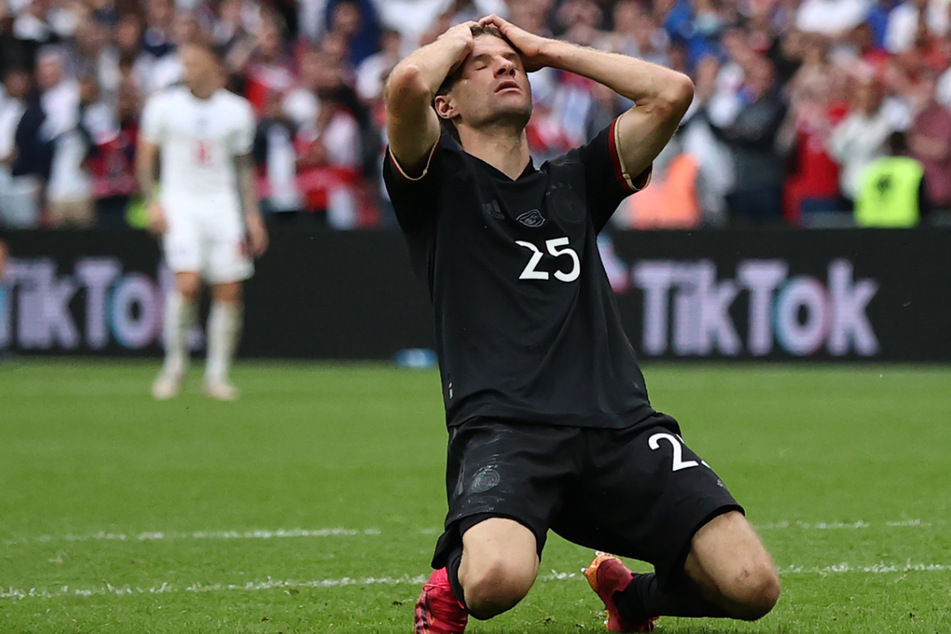 Nach seiner vergebenen Großchance schlägt Thomas Müller (31) die Hände über dem Kopf zusammen.