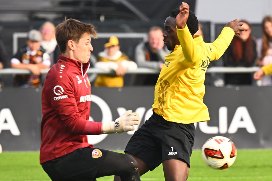 So richtig in Tritt gekommen ist Kennedy Okpala (21, r.) noch nicht.