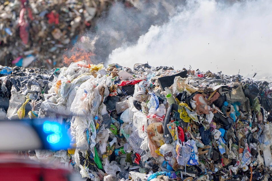 Feuer in Recyclingfirma: Kunststoffmüll brennt lichterloh