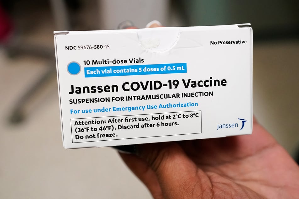 Eine Packung des Impfstoffs von Johnson & Johnson. Am Dienstag will die EMA Details zum weiteren Vorgehen mit dem Vakzin bekannt geben.