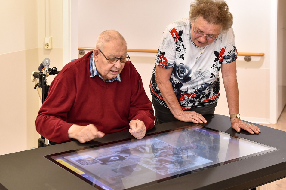 Auch historische Fotos und Videos können die Senioren am Care Table anschauen.