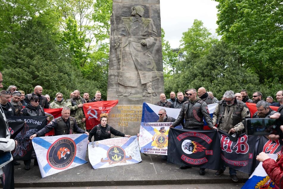 Bevor die "Nachtwölfe" zu einer Kranzniederlegung zum sowjetischen Ehrenmal in Berlin-Treptow aufbrachen, standen sie auf dem Sowjetischen Garnisonsfriedhof in Dresden.