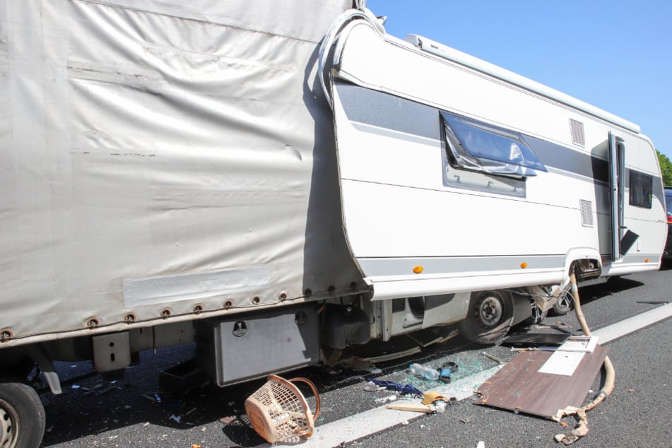 Der Transporter schob sich mehrere Meter in den Wohnwagen hinein.