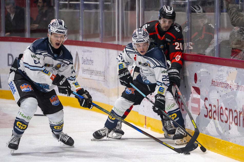 Gegen die Saale Bulls Halle gewann Leipzig am Sonntag das Derby. Im Bild: Robin Thalmeier (23, l.) und Samuel Mantsch (21, M.) halten Halles Adam Domogalla (32) vom Puck fern.