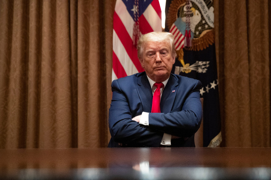 Donald Trump, Präsident der USA, verschränkt die Arme während eines Gesprächs mit afroamerikanischen Unterstützern im Kabinettsraum des Weißen Hauses.