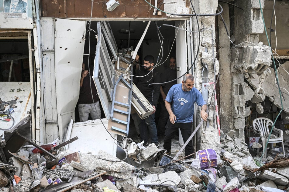 Palästinenser begutachten die Schäden nach dem israelischen Militäreinsatz.