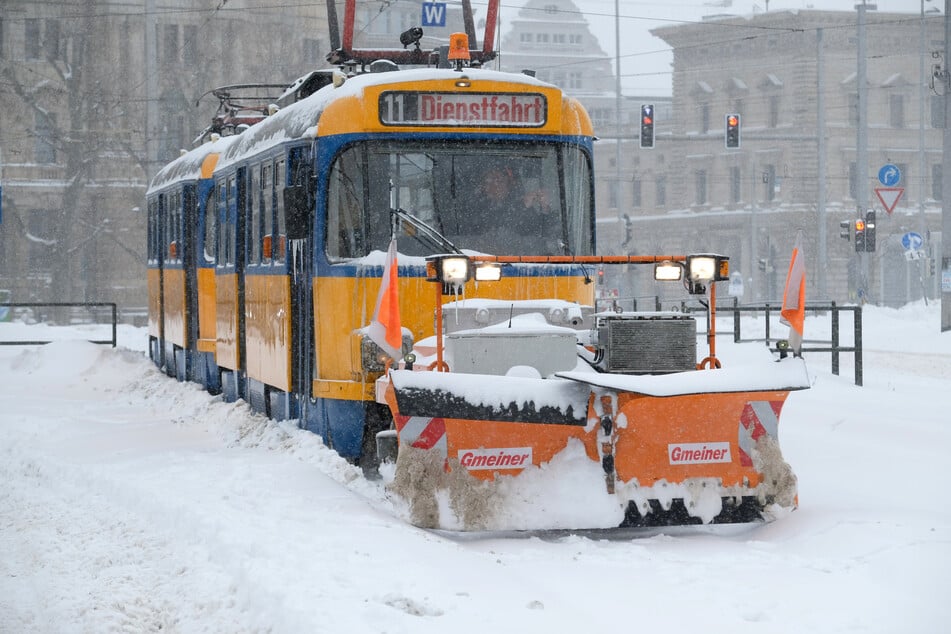 Während der Öffentliche Personennahverkehr allmählich wieder ins Rollen kommt, hat Leipzigs Stadtreinigung noch immer mit den Schneemassen zu kämpfen. Weil manche Straßen weiterhin dicht sind, kann der Müll nicht abgeholt werden.