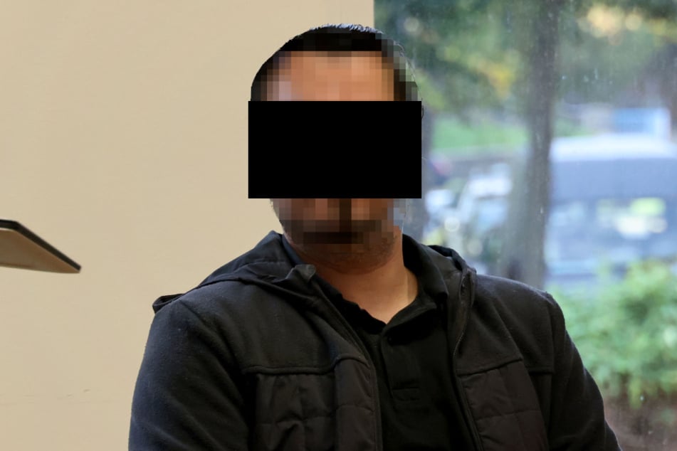 Der damalige Mieter Roberto K. (38, r.) hortete Unmengen an DDR-Pyrotechnik.